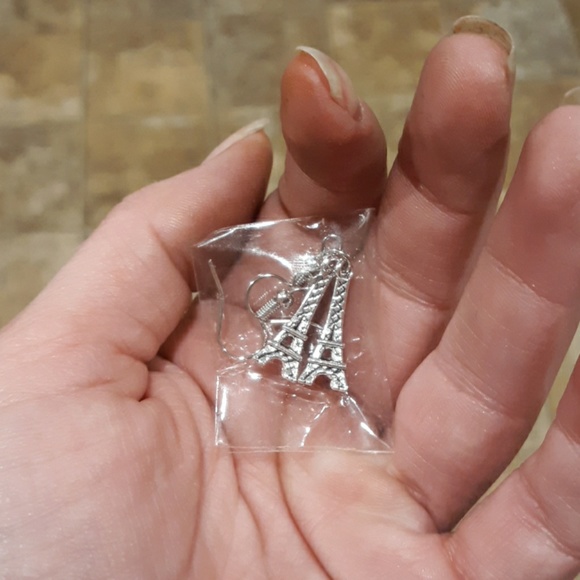 New La Tour Eiffel Tower Silver Dangle Earrings. - Picture 3 of 3